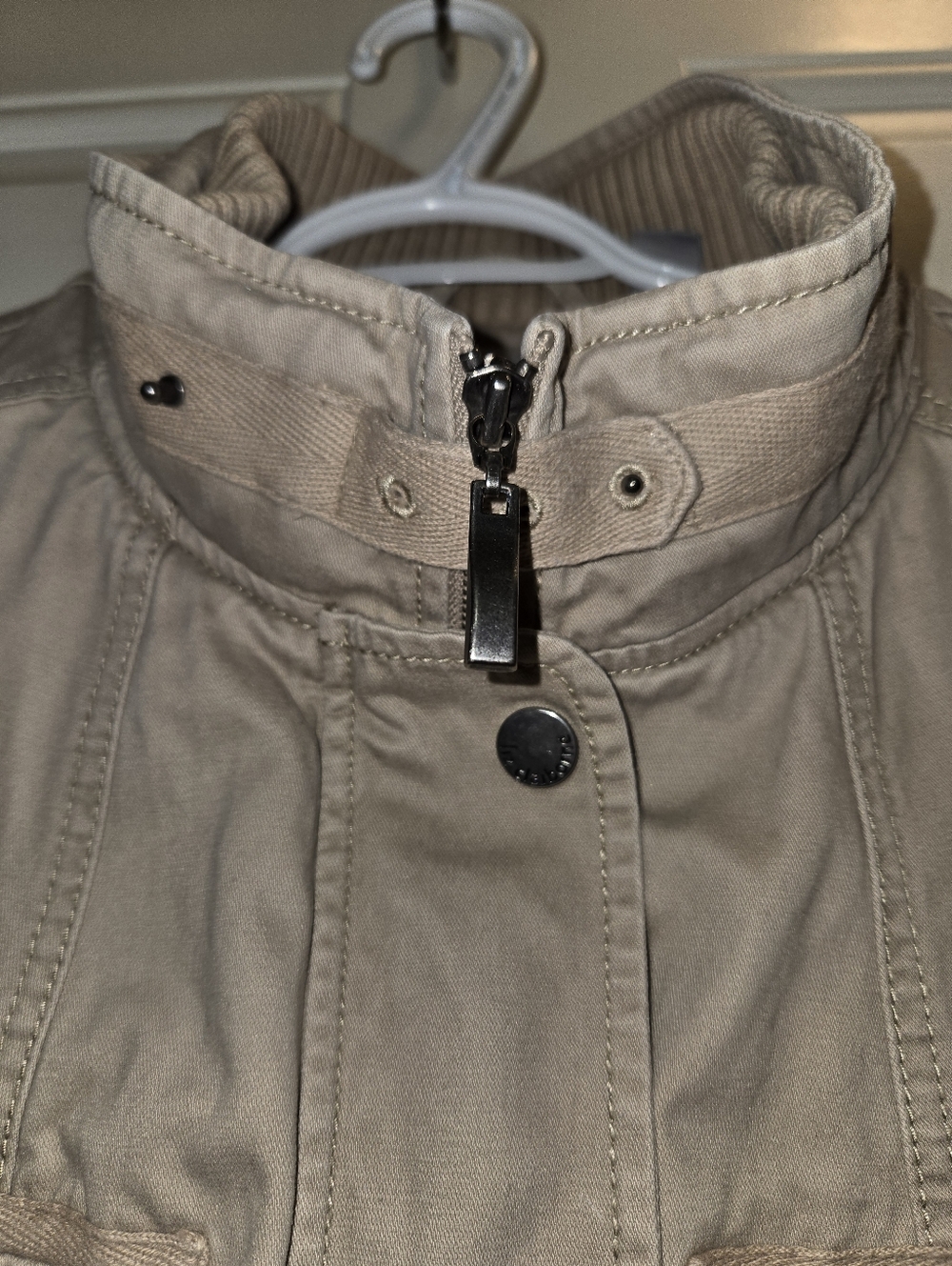 Liz Claiborne Women’s Lightweight Beige Jacket with Stand Collar